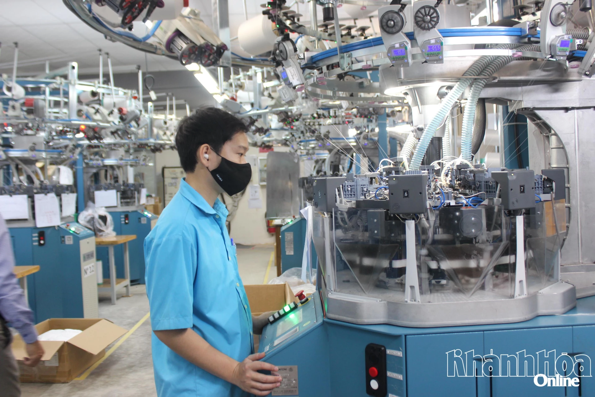 Lao động tại Khu công nghiệp Suối Dầu điều khiển máy móc hiện đại.