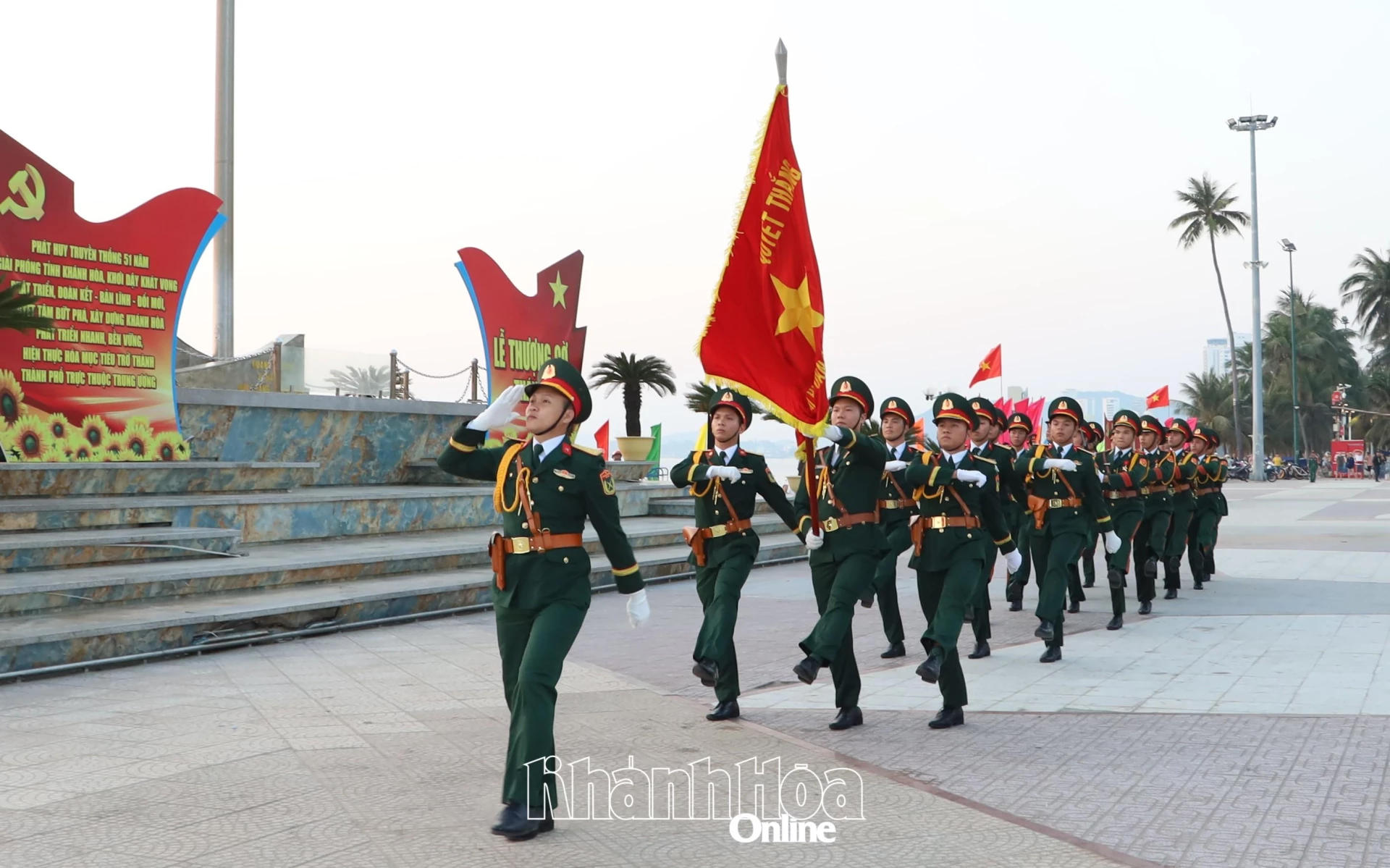 Duyệt đội nghi thức tại lễ thượng cờ.