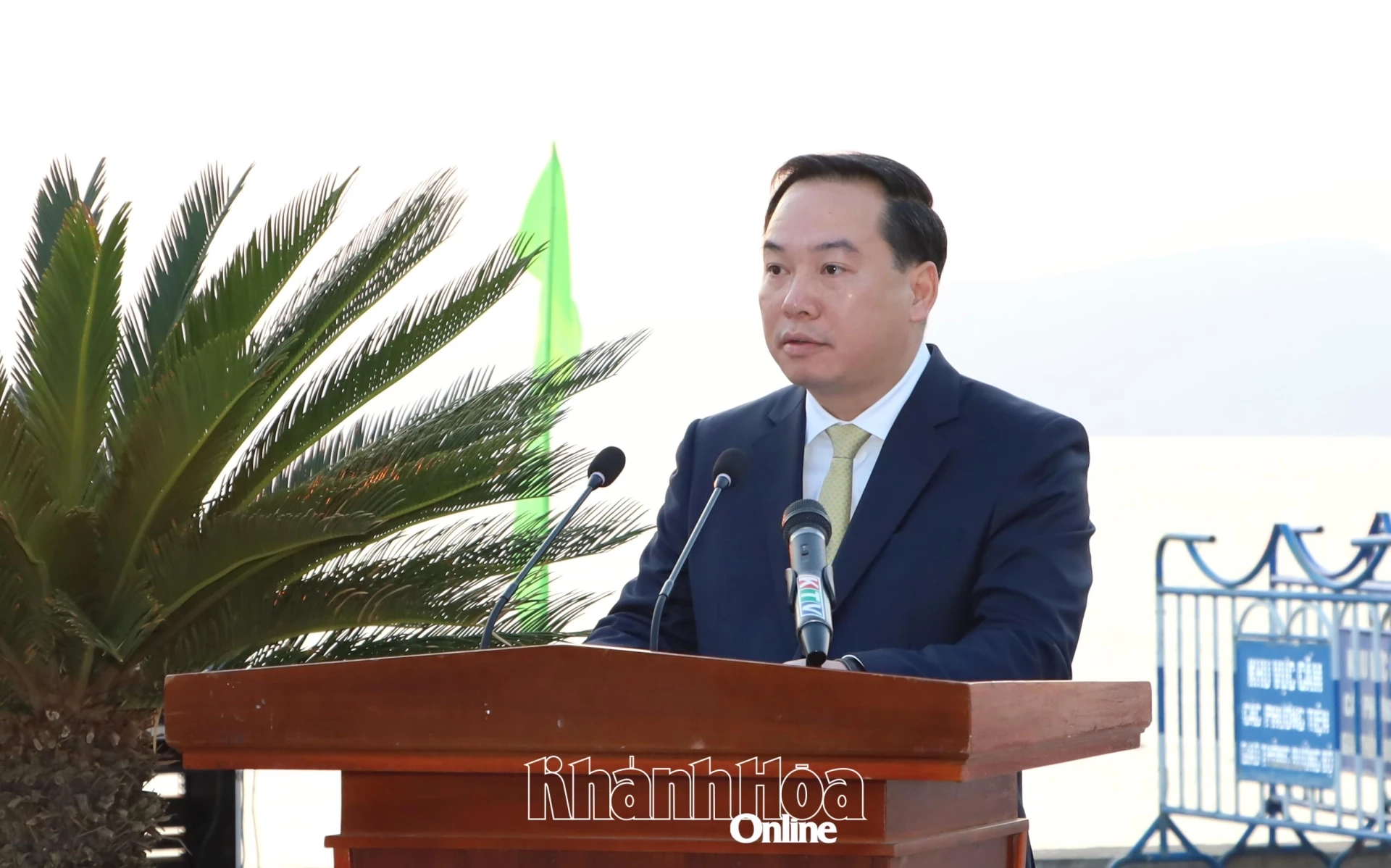 Phó Bí thư Thường trực Tỉnh ủy Hồ Xuân Trường phát biểu tại Lễ thượng cờ.