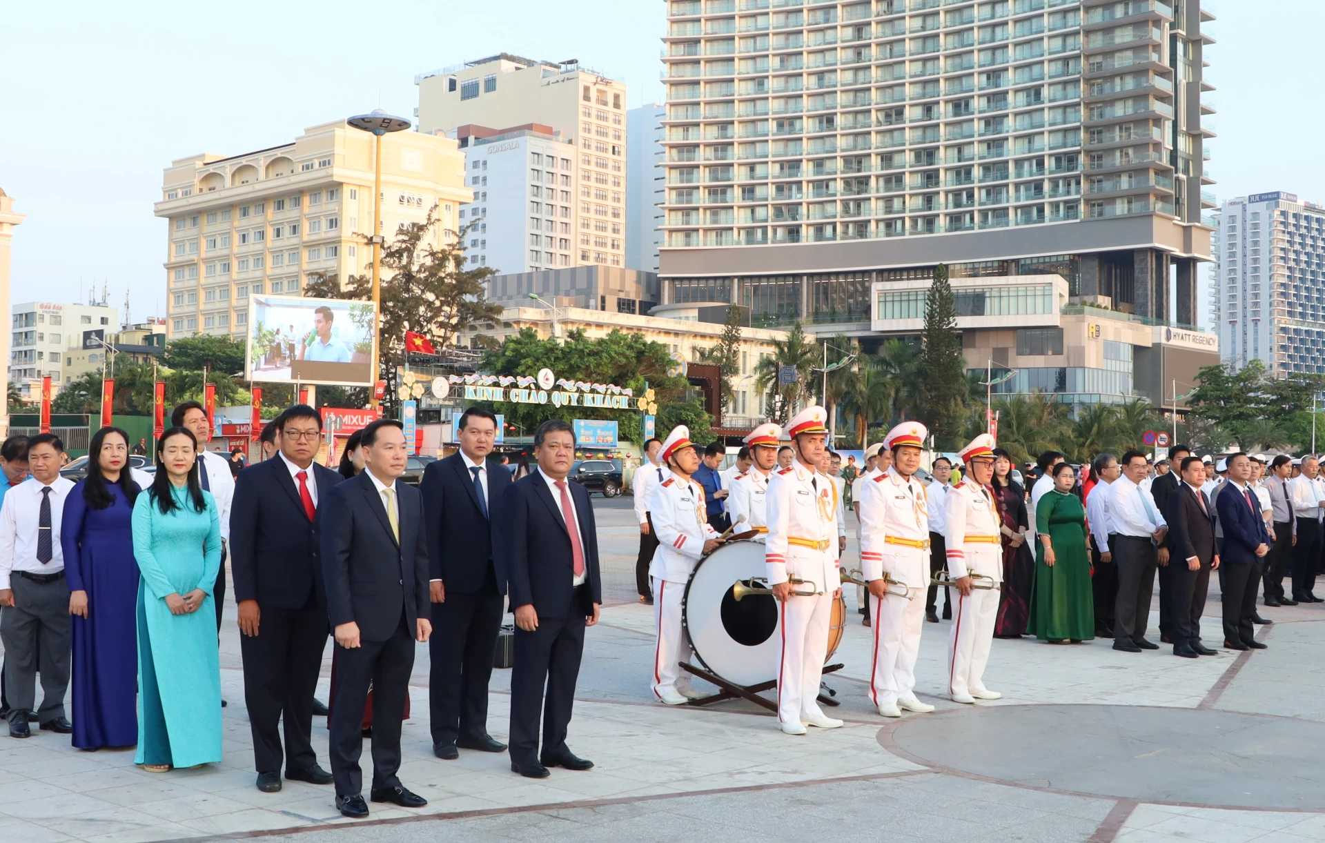 Các đồng chí lãnh đạo tỉnh tham dự lễ thượng cờ.