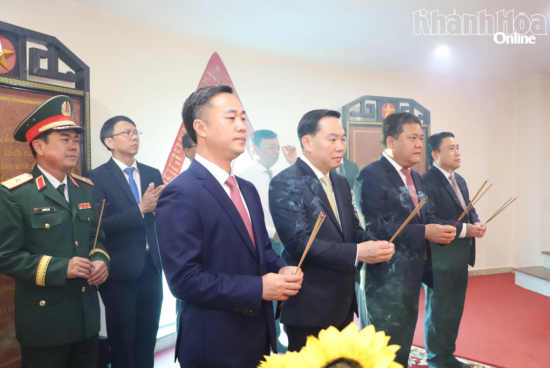 Các đồng chí lãnh đạo tỉnh dâng hương tại Điện thờ liệt sĩ Tháp Trầm Hương.