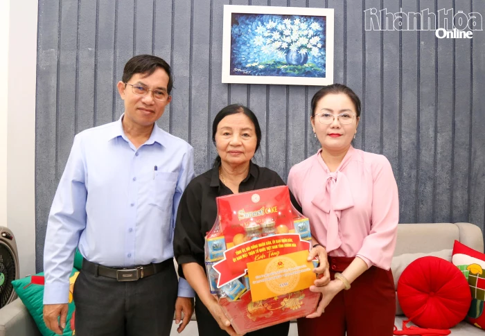 Phó Chủ tịch HĐND tỉnh Phạm Thị Xuân Trang thăm, tặng quà người có công với cách mạng