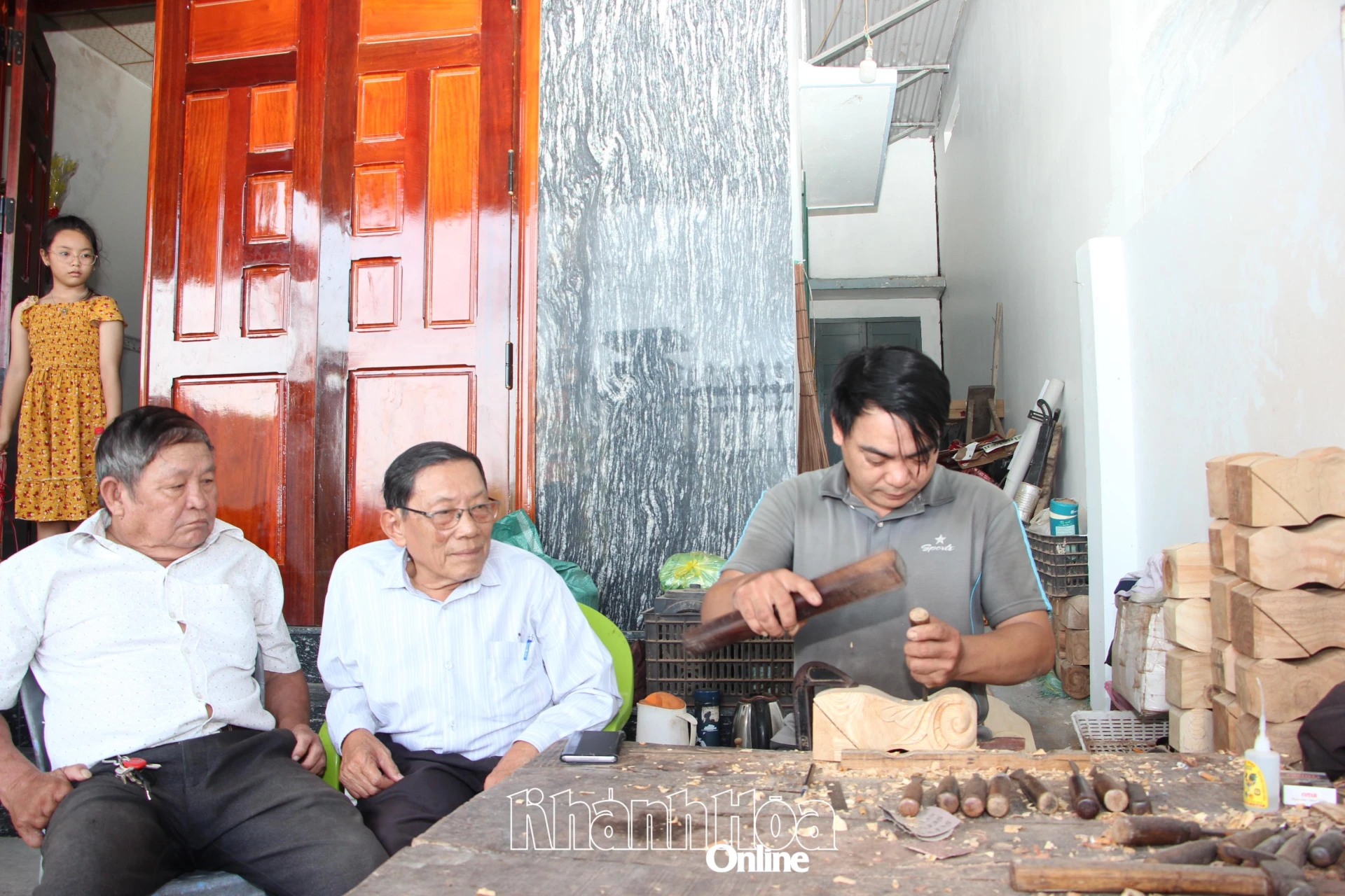 Dạy nghề mộc cho người khuyết tật tại xã Diên Điền.