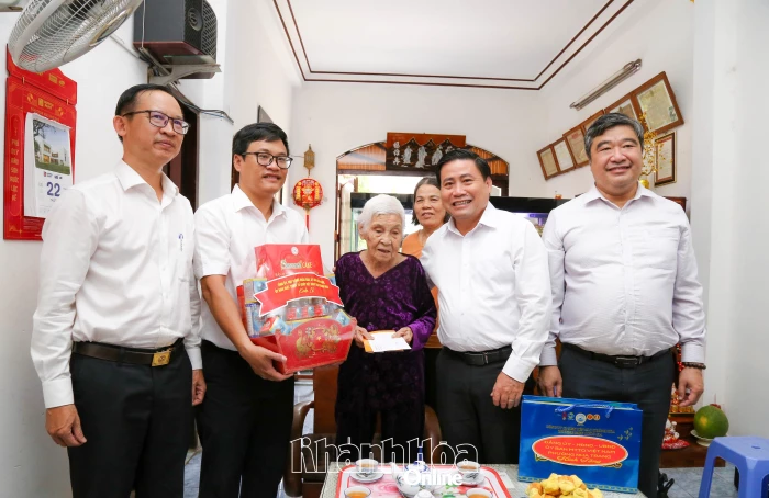 Phó Bí thư Tỉnh ủy, Chủ tịch HĐND tỉnh Lâm Đông thăm, tặng quà Bà mẹ Việt Nam anh hùng và cán bộ lão thành cách mạng