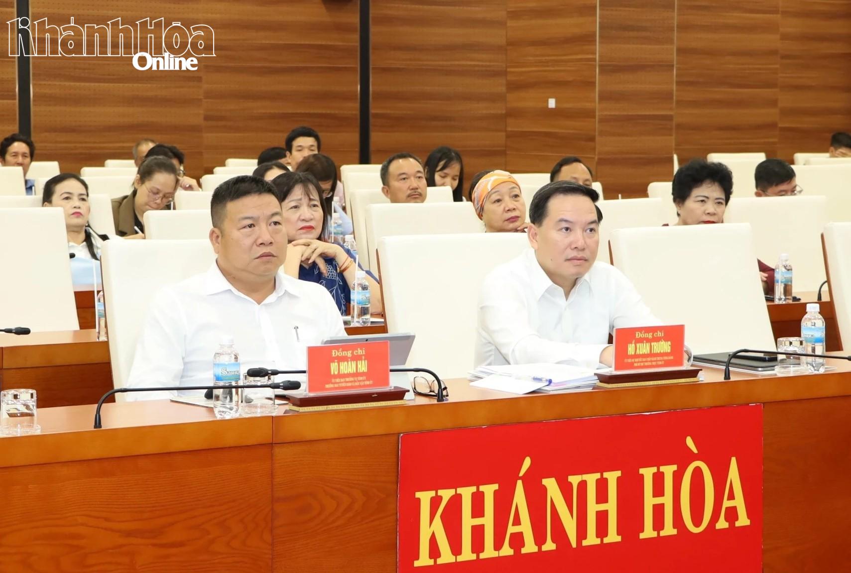 Đồng chí Hồ Xuân Trường và đồng chí Võ Hoàn Hải tham dự hội nghị tại điểm cầu tỉnh Khánh Hòa.