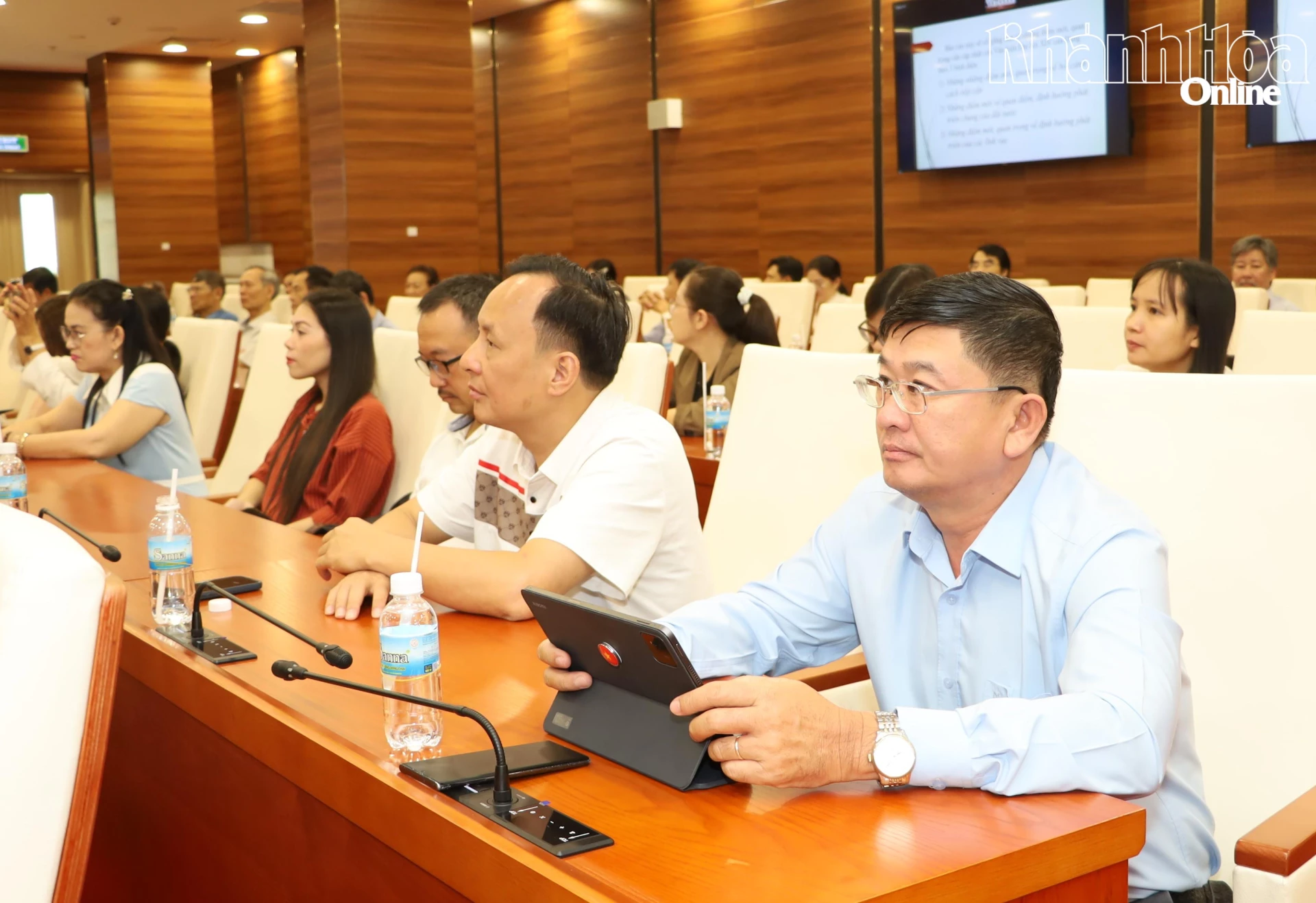 Các đại biểu tham dự tại hội nghị.