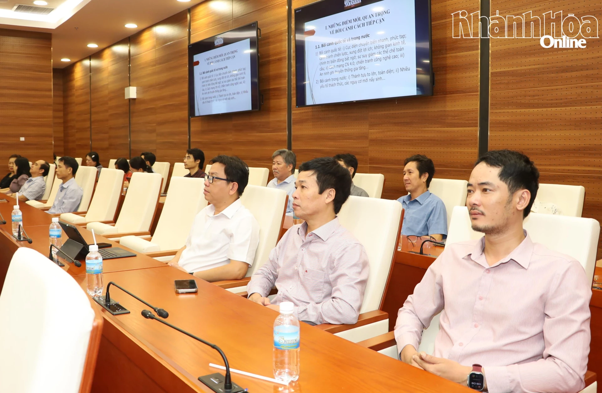 Các đại biểu tham dự tại hội nghị.