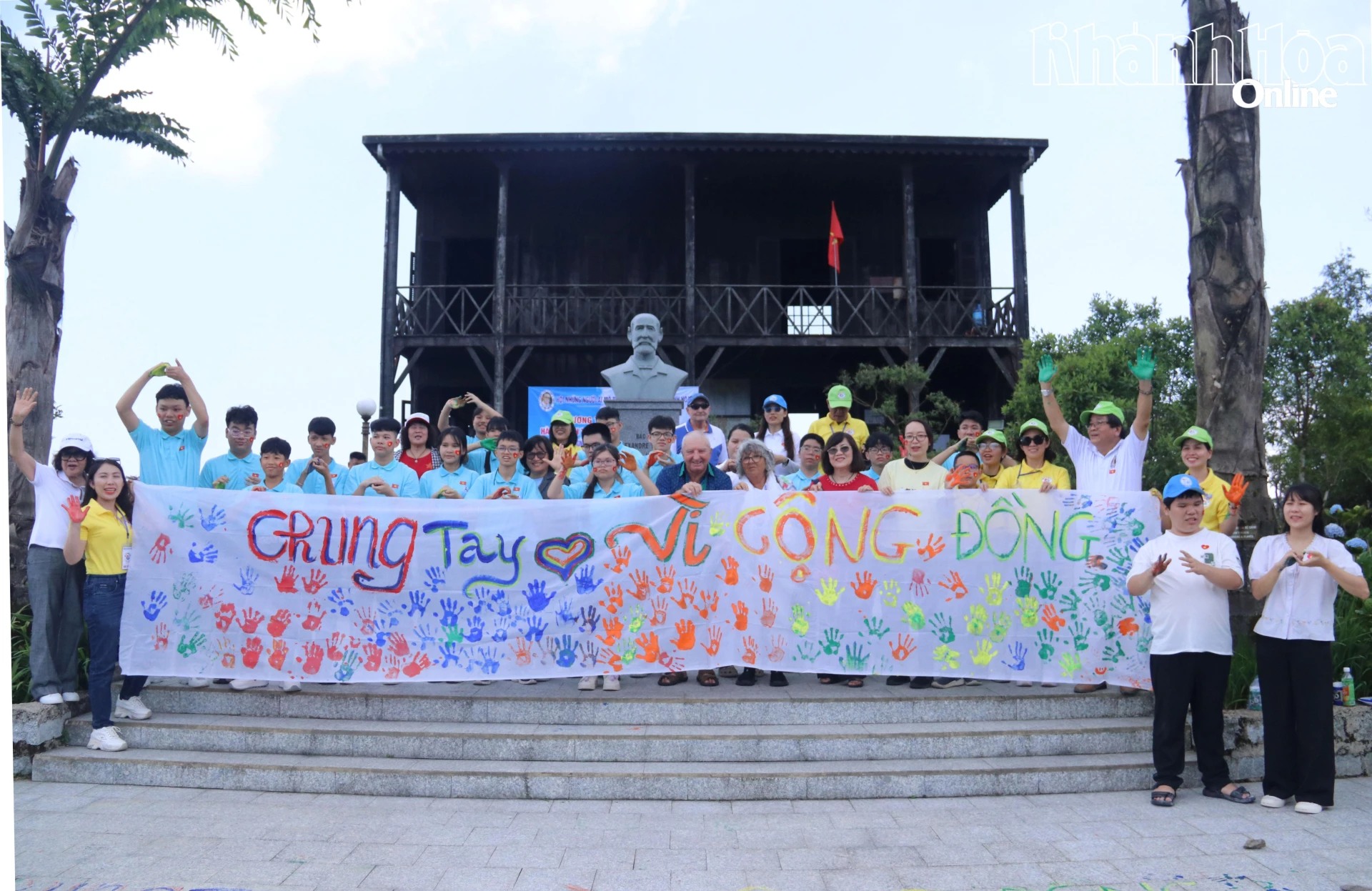 Các du khách cùng tham gia hoạt động vẽ tranh hoa tay chung tay vì cộng đồng.