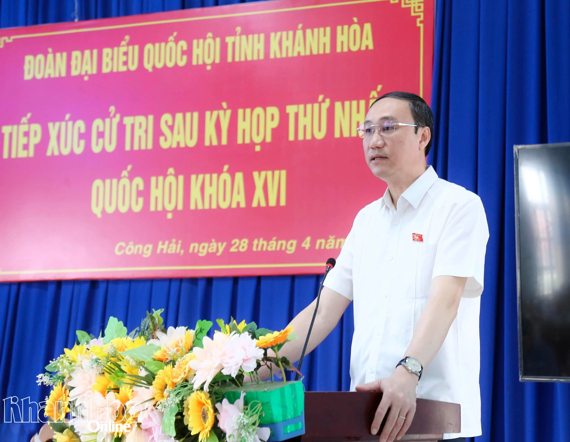 Phó Bí thư chuyên trách Đảng ủy Quốc hội phát biểu tại buổi tiếp xúc cử tri