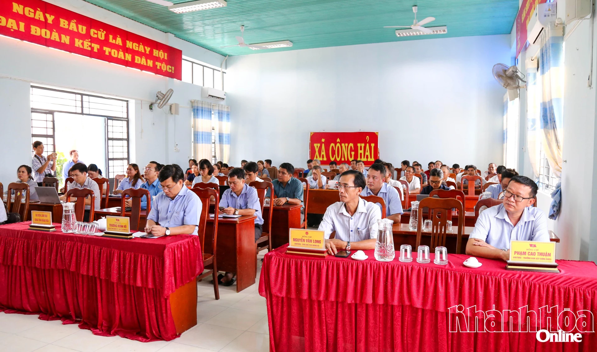 Đại diện các sở, ngành của tỉnh, lãnh đạo xã Công Hải và cử tri địa phương tham dự buổi tiếp xúc với đại biểu Quốc hội tỉnh