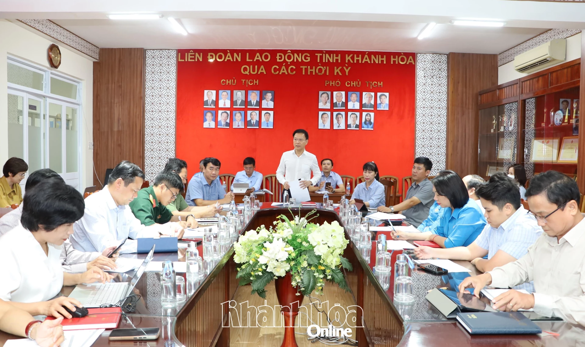 Ông Phan Thanh Liêm – Phó Chủ tịch Ủy ban MTTQ Việt Nam tỉnh, Chủ tịch Liên đoàn Lao động tỉnh phát biểu tại cuộc họp.