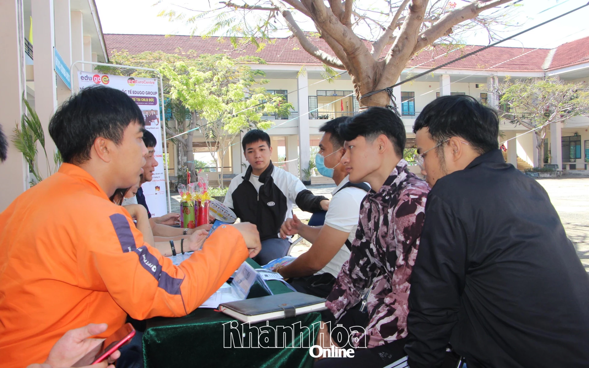 Các doanh nghiệp tư vấn, tuyển dụng lao động là thanh niên tại phường Cam Ranh.