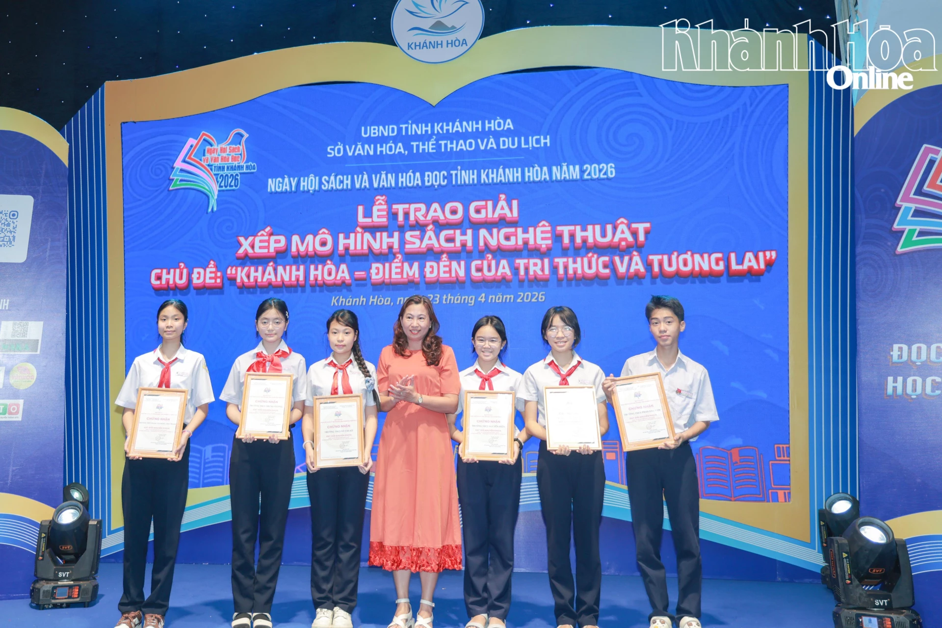 Đại diện Ban Tuyên giáo và Dân vận Tỉnh ủy trao giải khuyến khích cho các trường.