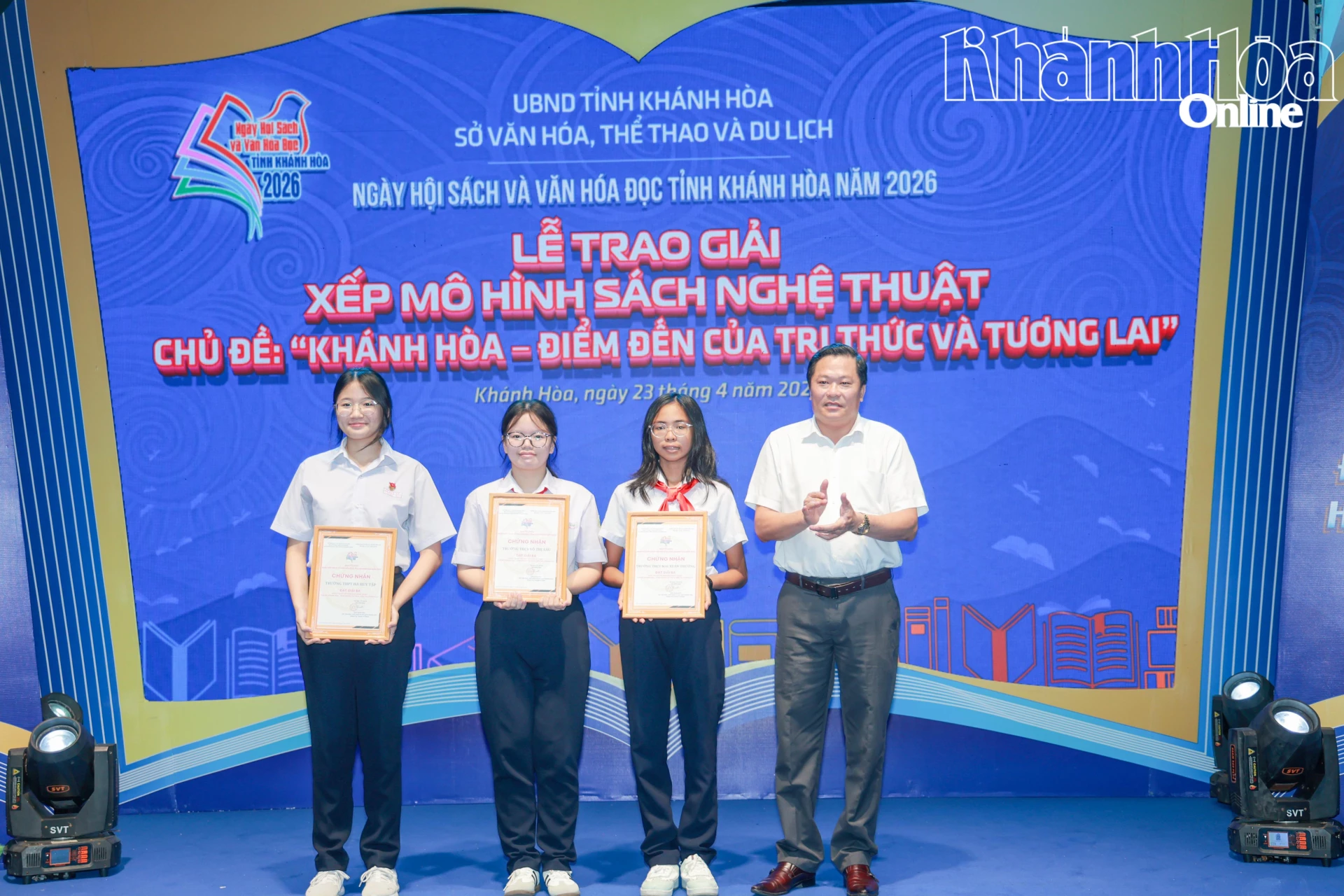 Lãnh đạo Trung tâm Văn hóa tỉnh trao giải ba cho các trường.