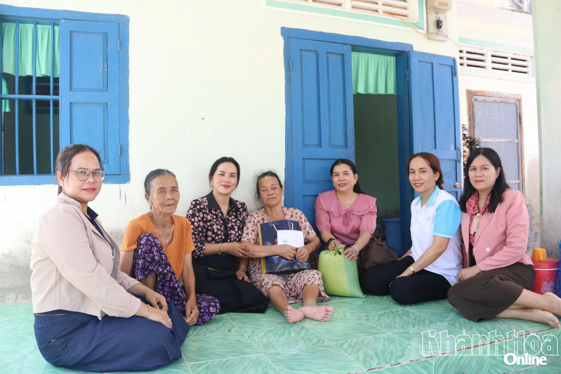 Câu lạc bộ trao quà hỗ trợ cho bà Nguyễn Thị A (thứ tư từ trái sang).