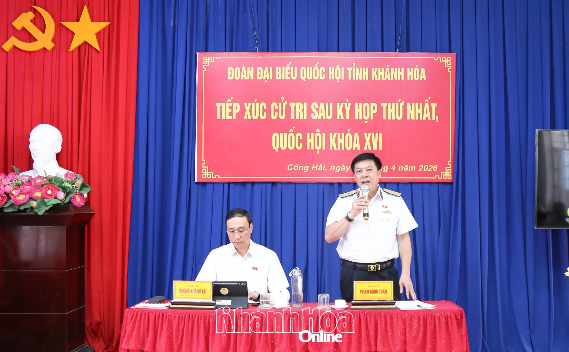 Chuẩn đô đốc Phạm Minh Tuấn phát biểu tại buổi tiếp xúc cử tri