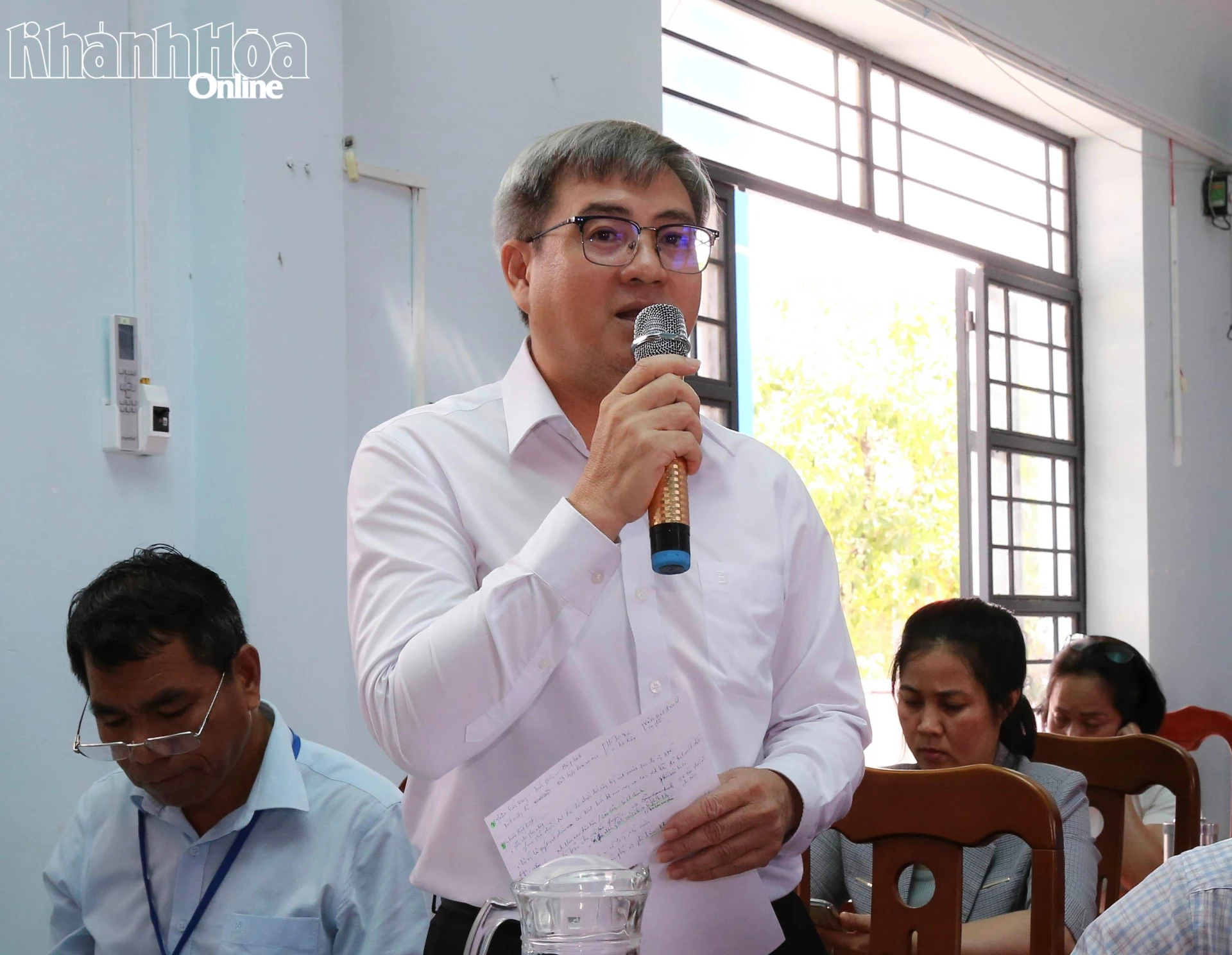 Lãnh đạo Sở Nông nghiệp và Môi trường phát biểu làm rõ các vấn đề cử tri nêu