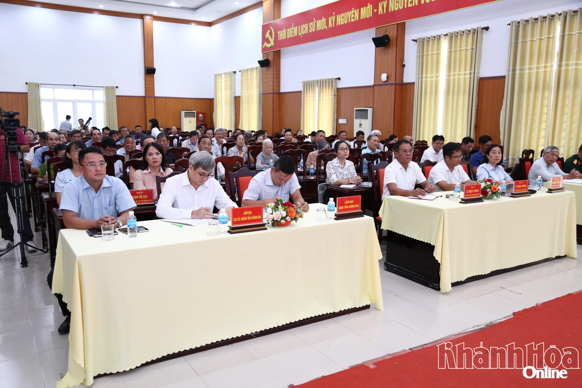 Lãnh đạo các sở, ngành của tỉnh, lãnh đạo phường Cam Ranh và cử tri địa phương tham dự buổi tiếp xúc với đại biểu Quốc hội tỉnh