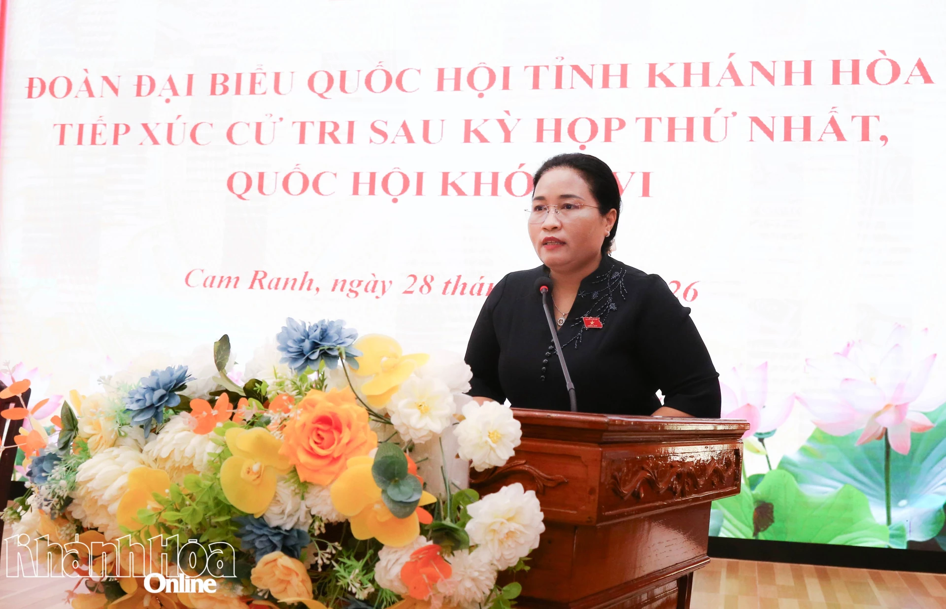 Đồng chí Chamaléa Thị Thủy báo cáo cử tri một số kết quả nổi bật của Kỳ họp thứ Nhất, Quốc hội khóa XVI