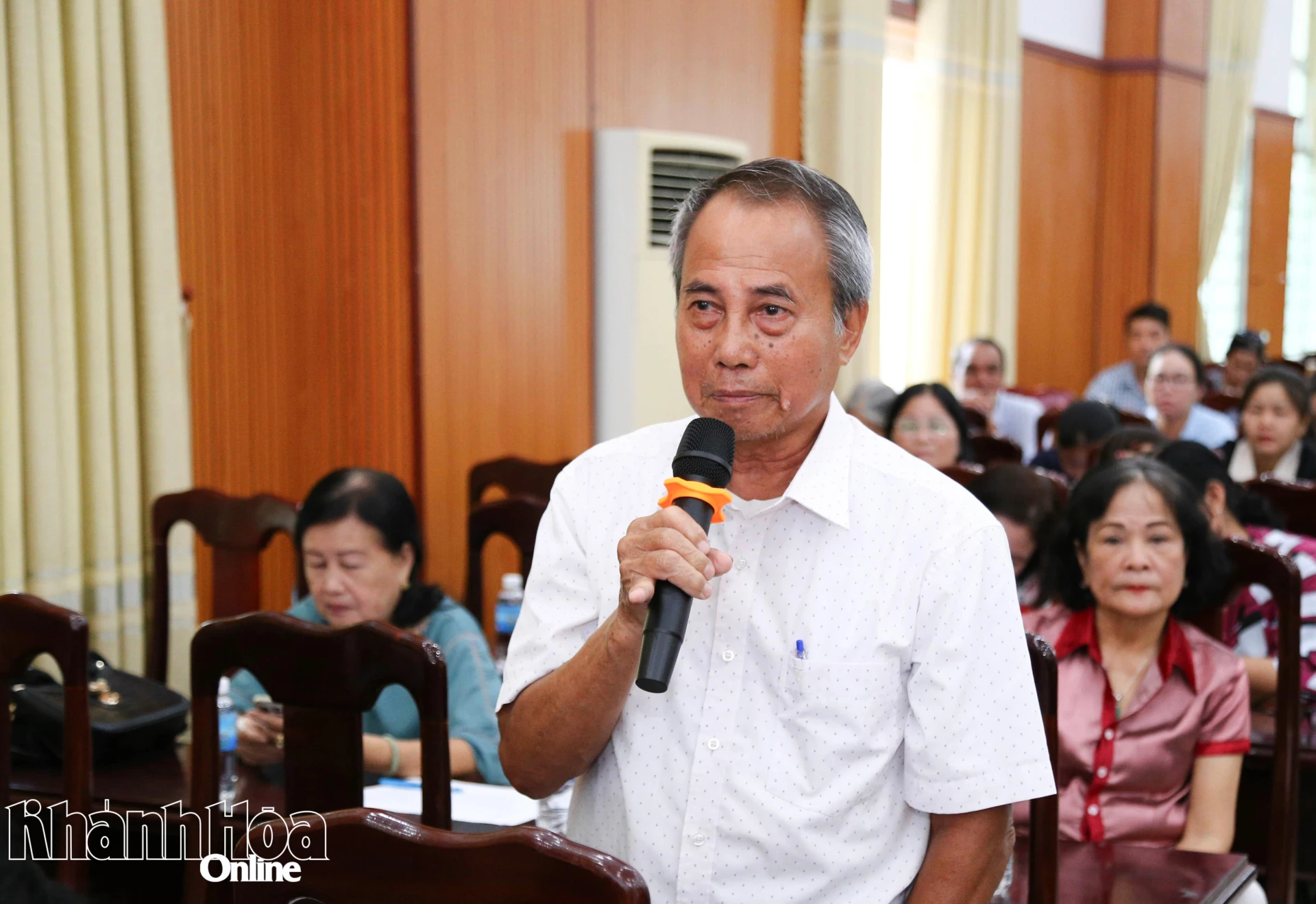 Cử tri phường Cam Ranh phát biểu ý kiến