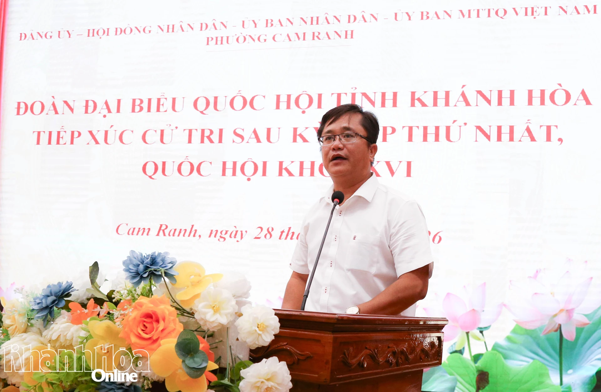 Lãnh đạo UBND phường Cam Ranh thông tin, giải đáp một số vấn đề cử tri nêu