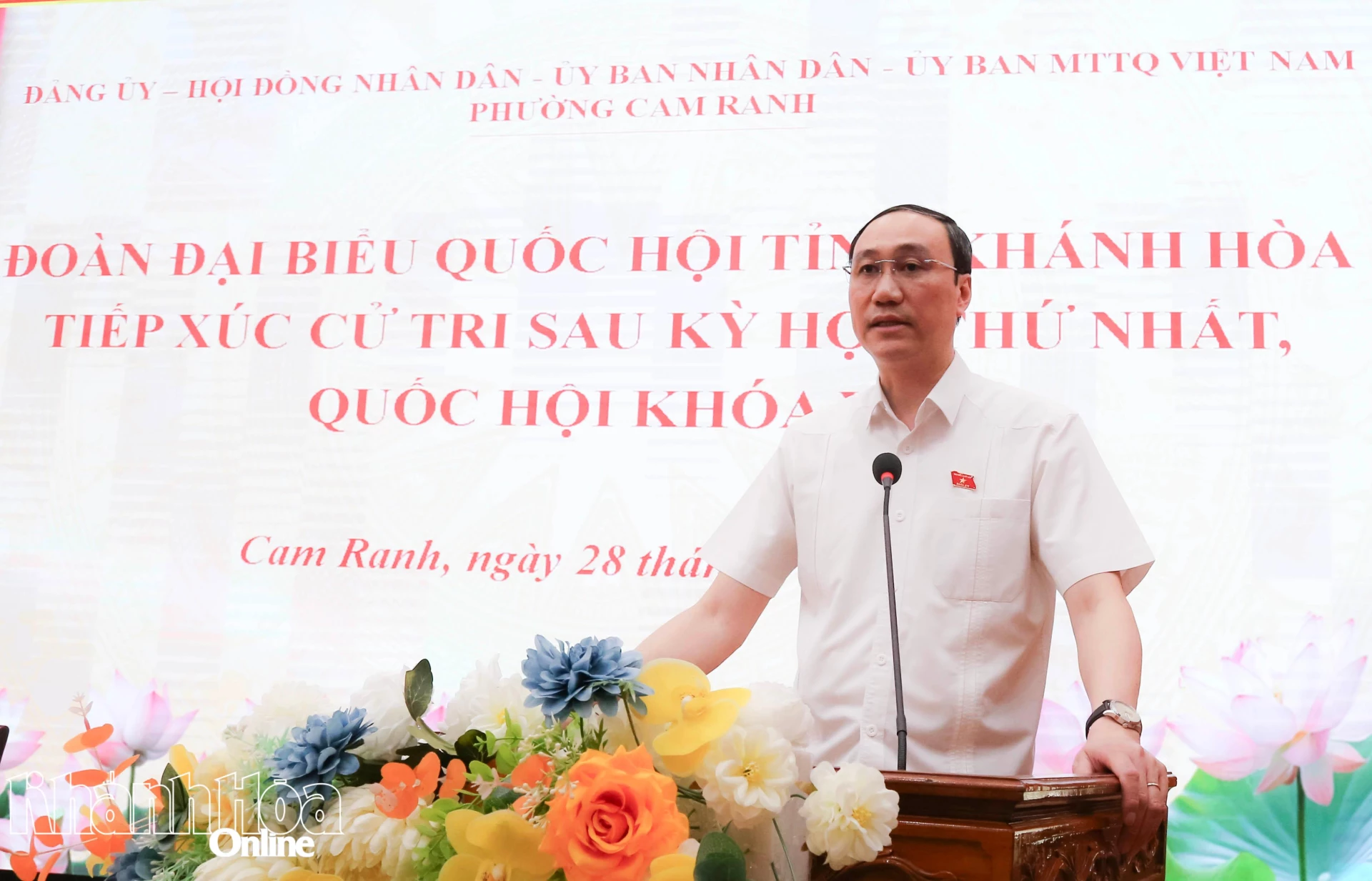 Đồng chí Phùng Khánh Tài phát biểu tại buổi tiếp xúc cử tri phường Cam Ranh