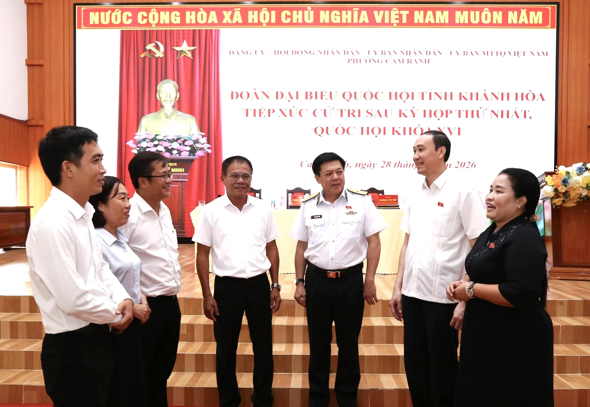 Các đại biểu Quốc hội tỉnh trò chuyện với cử tri phường Cam Ranh tại buổi tiếp xúc cử tri.