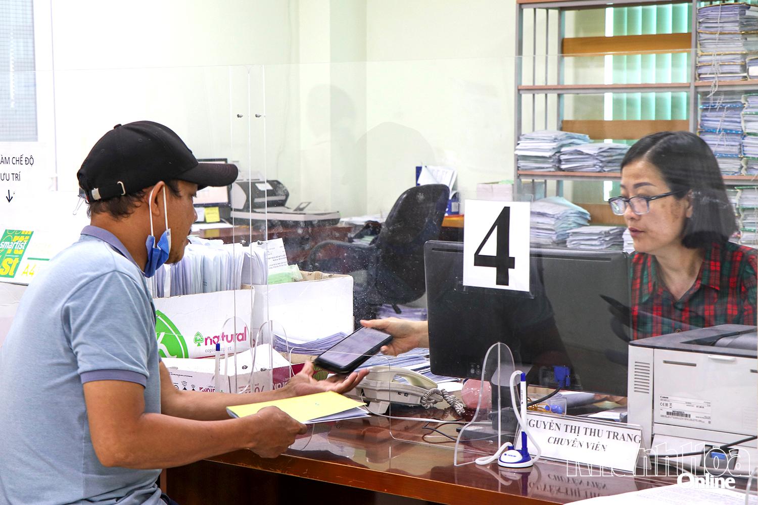 Người dân thực hiện thủ tục tại bộ phận một cửa của Bảo hiểm xã hội tỉnh.