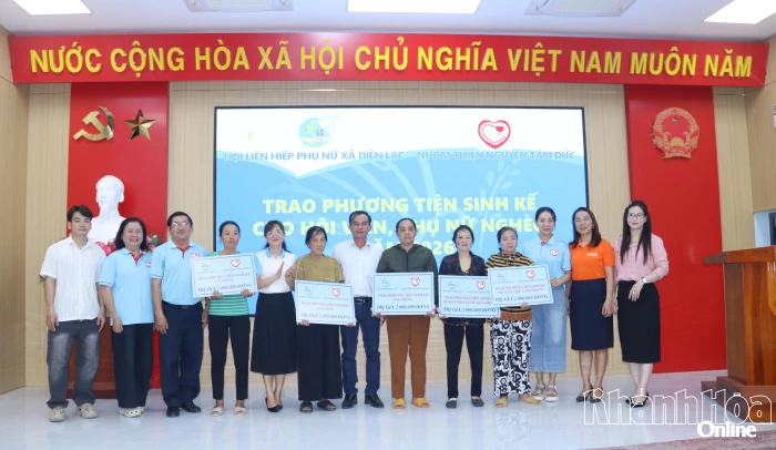 Trao phương tiện sinh kế cho phụ nữ xã Diên Lạc