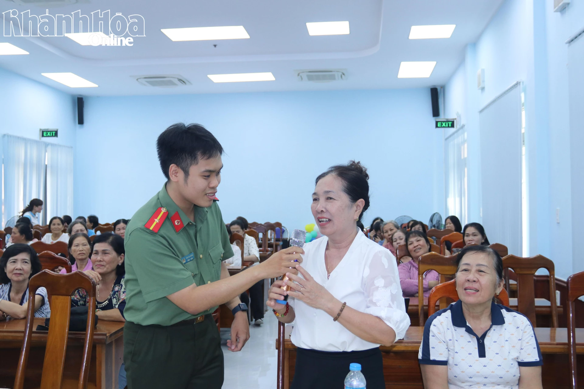 Hội viên phụ nữ tham gia trả lời các câu hỏi tình huống tại lớp tập huấn.