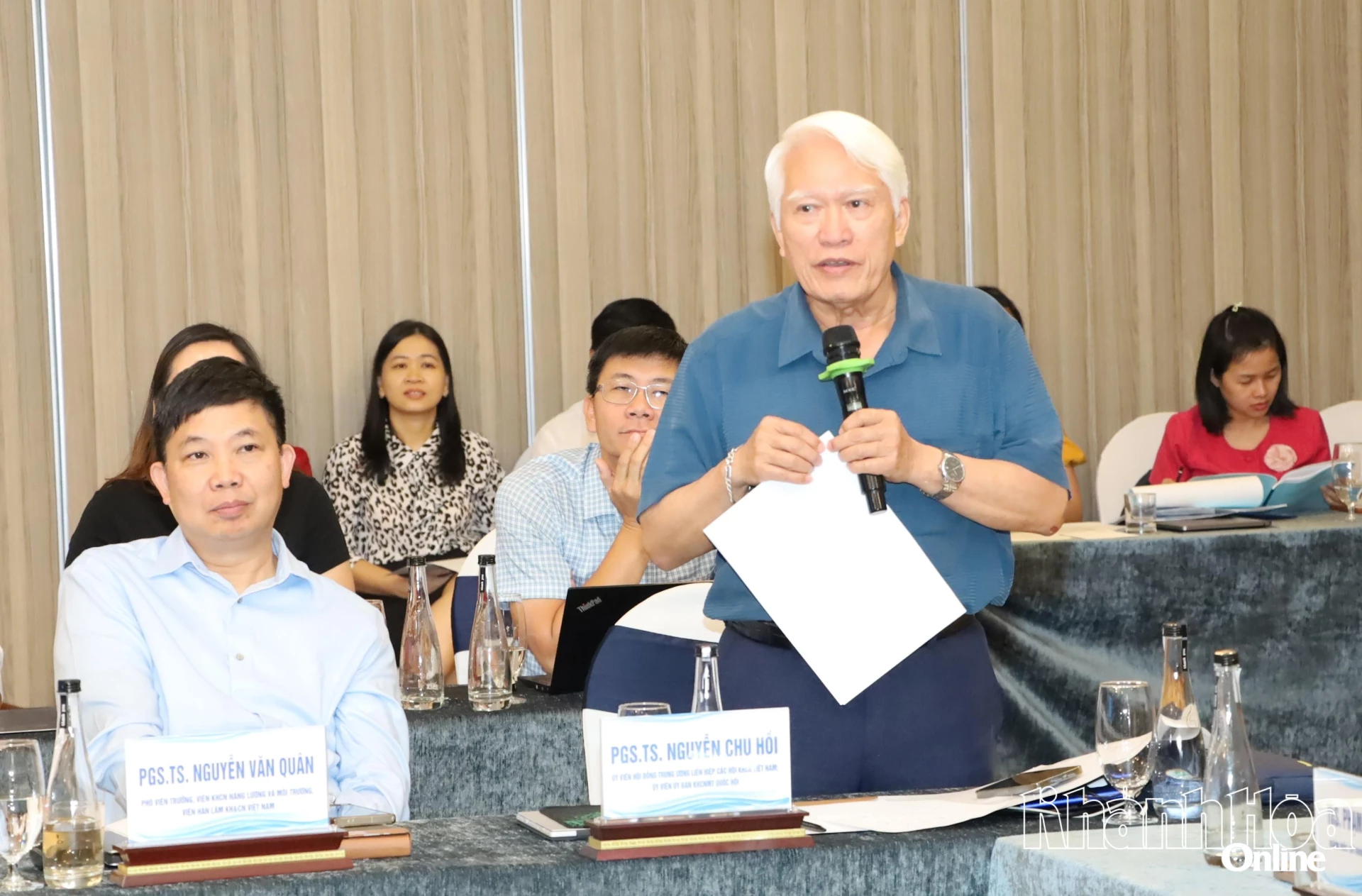 PGS.TS Nguyễn Chu Hồi - Ủy viên Hội đồng Trung ương Liên hiệp các Hội khoa học và Kỹ thuật Việt Nam, Ủy viên Ủy ban Khoa học công nghệ và Môi trường của Quốc hội, Phó Chủ tịch Thường trực phụ trách Hội Thủy sản Việt Nam tham gia đóng góp ý kiến tại hội thảo.