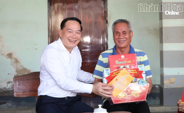 Phó Bí thư Thường trực Tỉnh ủy Hồ Xuân Trường thăm, tặng quà người có công với cách mạng