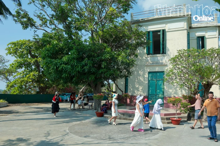 Hàng trăm lượt khách đến tham quan di tích Biệt thự Cầu Đá trong ngày đầu mở cửa trở lại