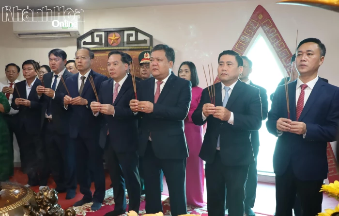 Lãnh đạo tỉnh Khánh Hòa dâng hương viếng các anh hùng, liệt sĩ