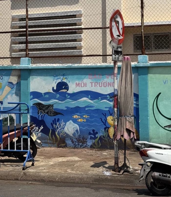 Một số biển báo giao thông bị bong tróc, che khuất tầm nhìn