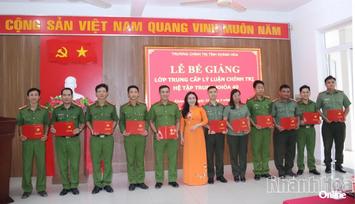 Bế giảng lớp trung cấp lý luận chính trị hệ tập trung khóa 40