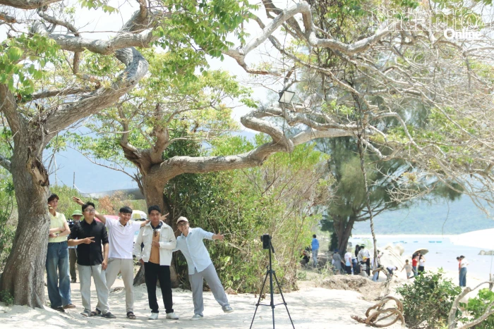 Du khách thích thú check-in hàng cây cổ thụ ở làng chài Ninh Vân