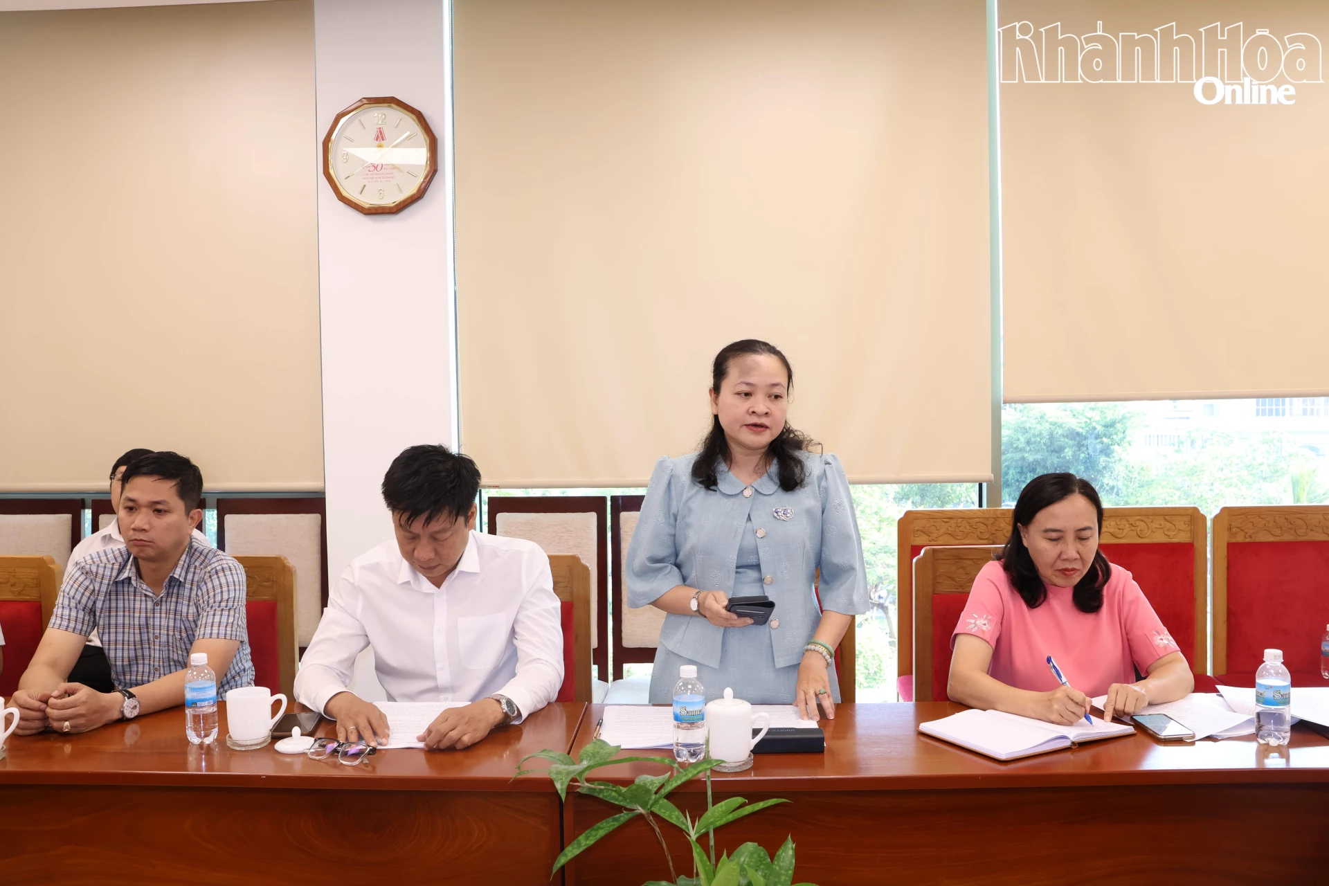 Lãnh đạo Sở Khoa học và Công nghệ báo cáo tại cuộc họp.