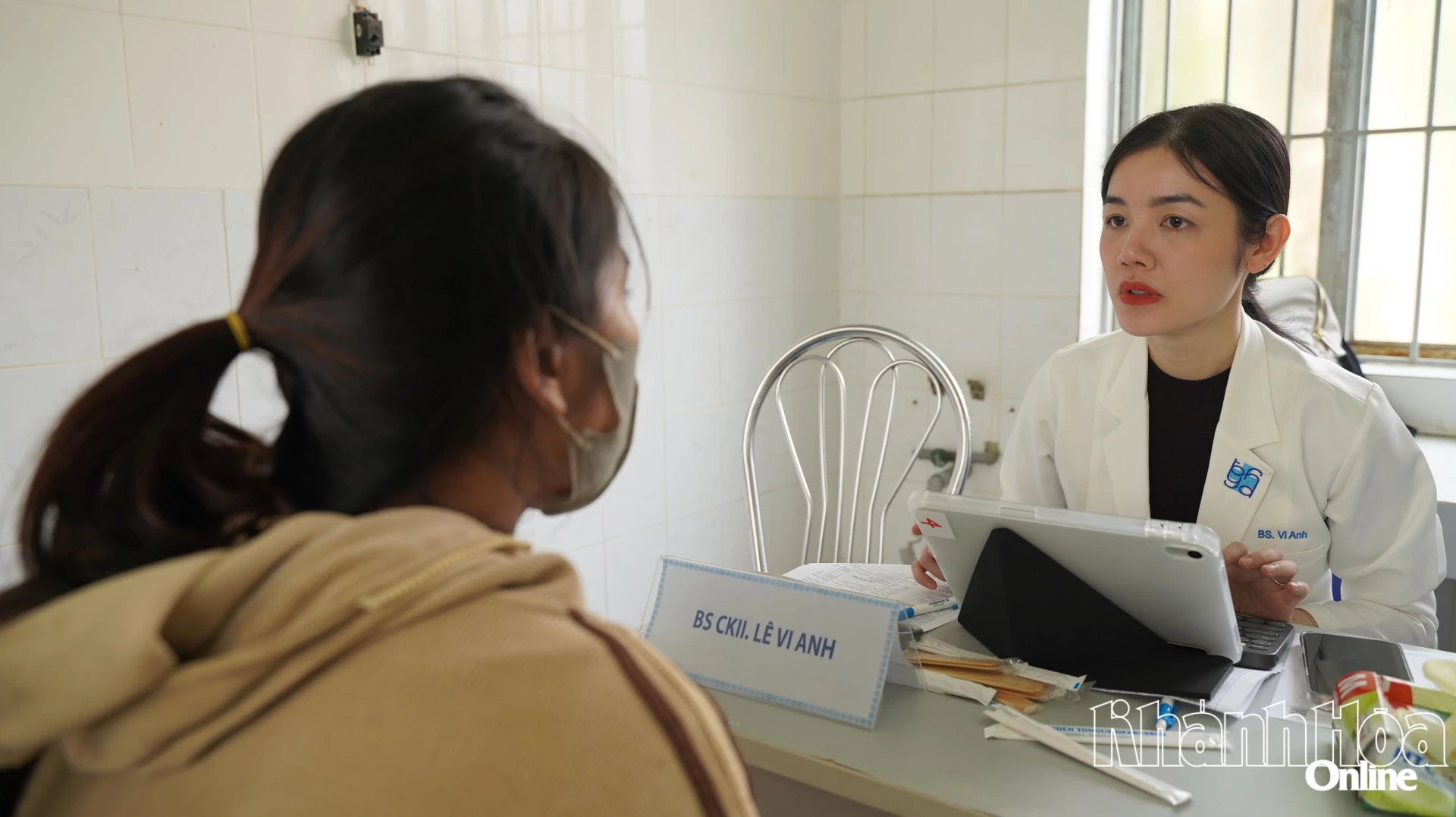 Bác sĩ tư vấn sức khoẻ cho người dân xã Tây Khánh Sơn.