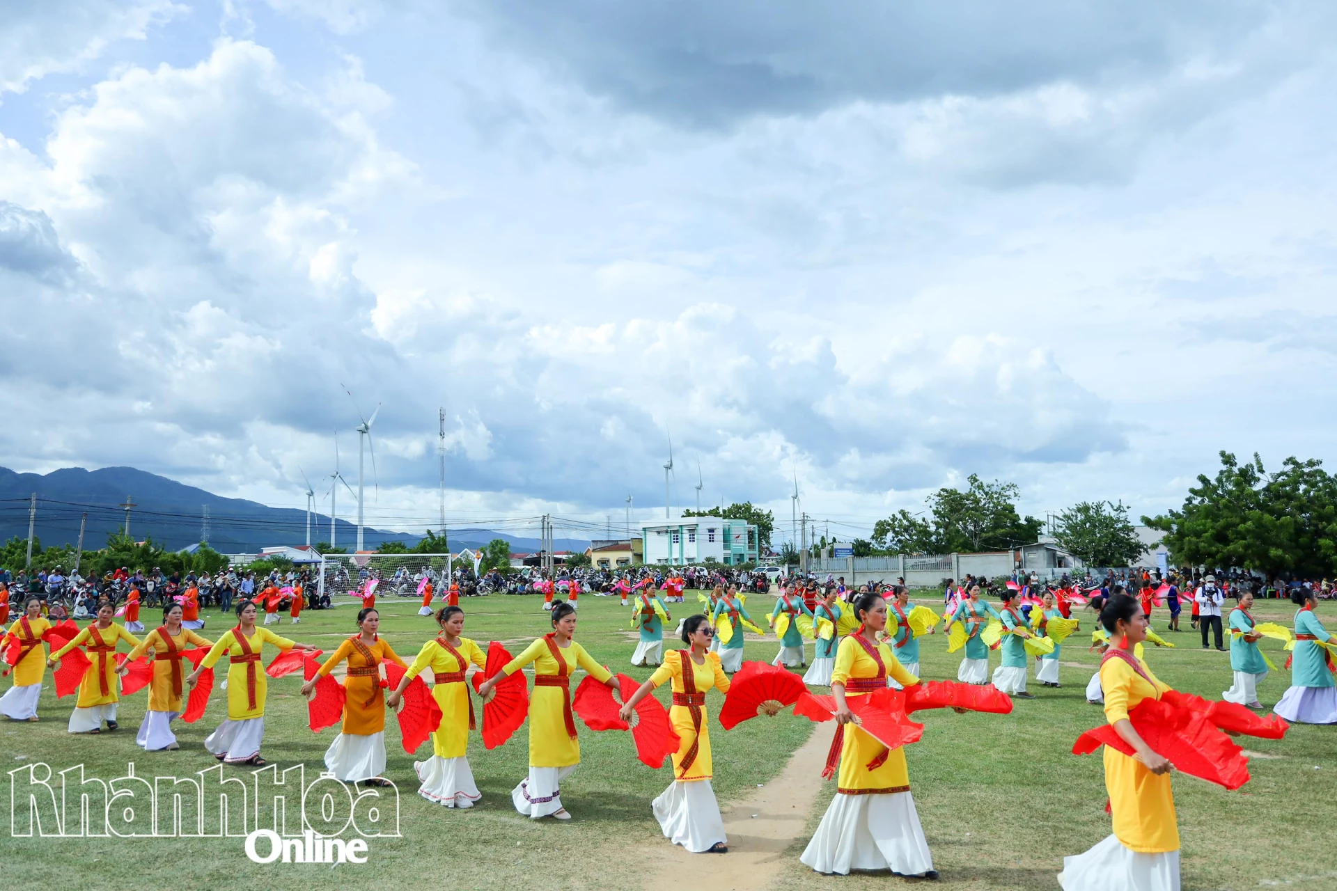 Đồng bào Chăm ở thôn Hậu Sanh (xã Phước Hữu) biểu diễn văn nghệ mừng Lễ hội Katê năm 2025.
