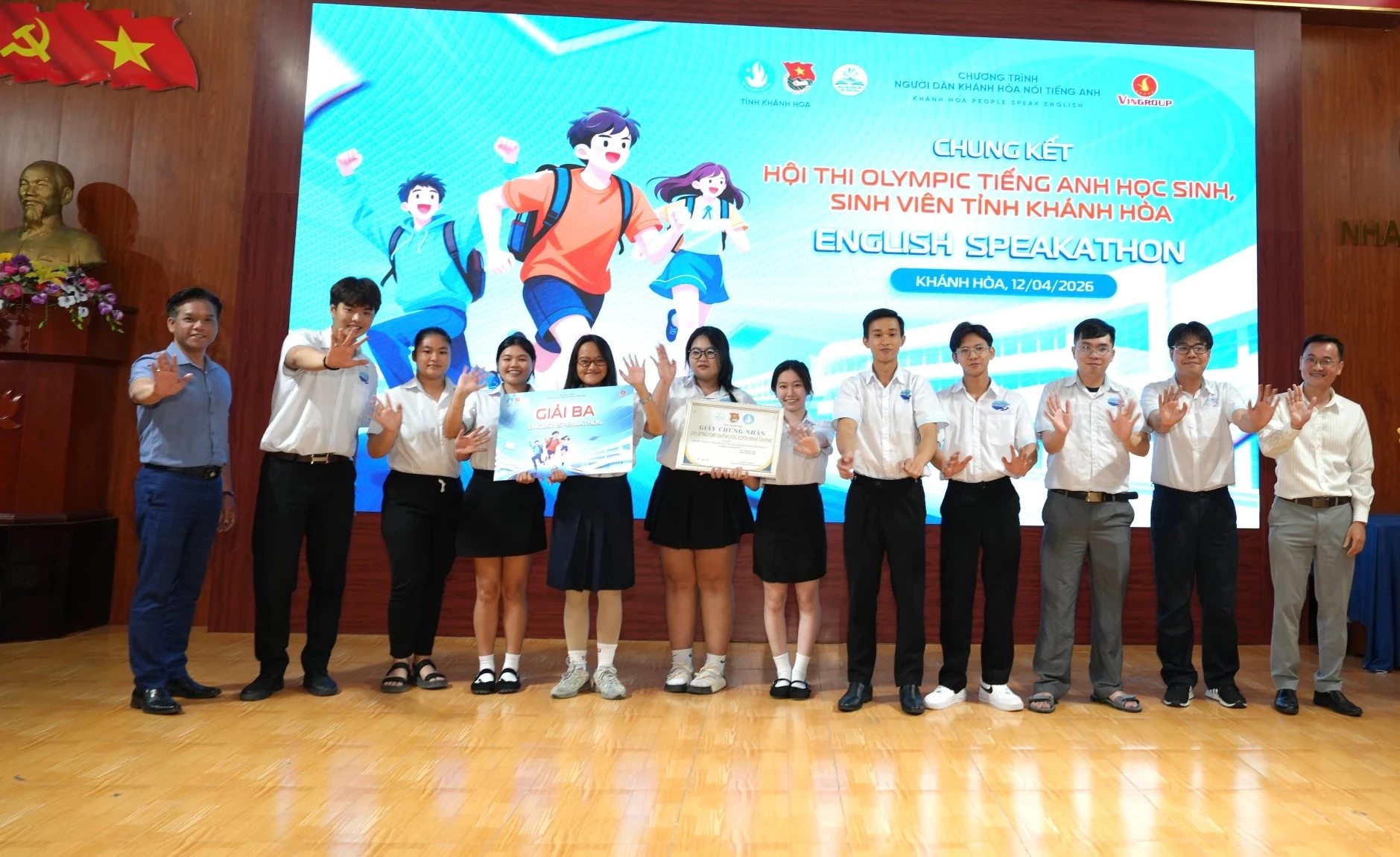 Ban tổ chức trao giải ba cho đội Trường Cao đẳng Du lịch Nha Trang.