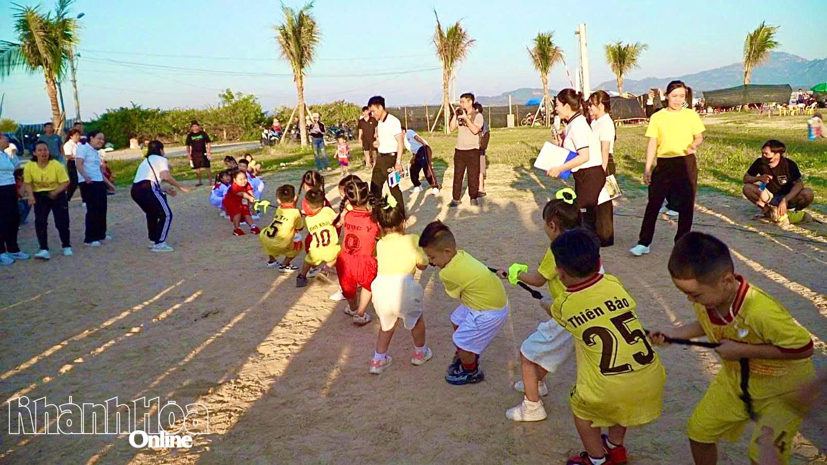 Các bé tham gia thi kéo co.