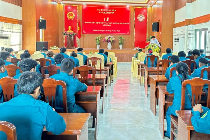 Xã Khánh Sơn trao quyết định kết nạp lực lượng dân quân