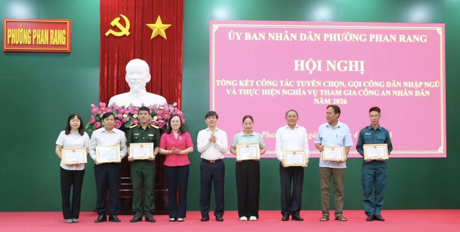 Lãnh đạo phường Phan Rang tặng giấy khen cho các tập thể.