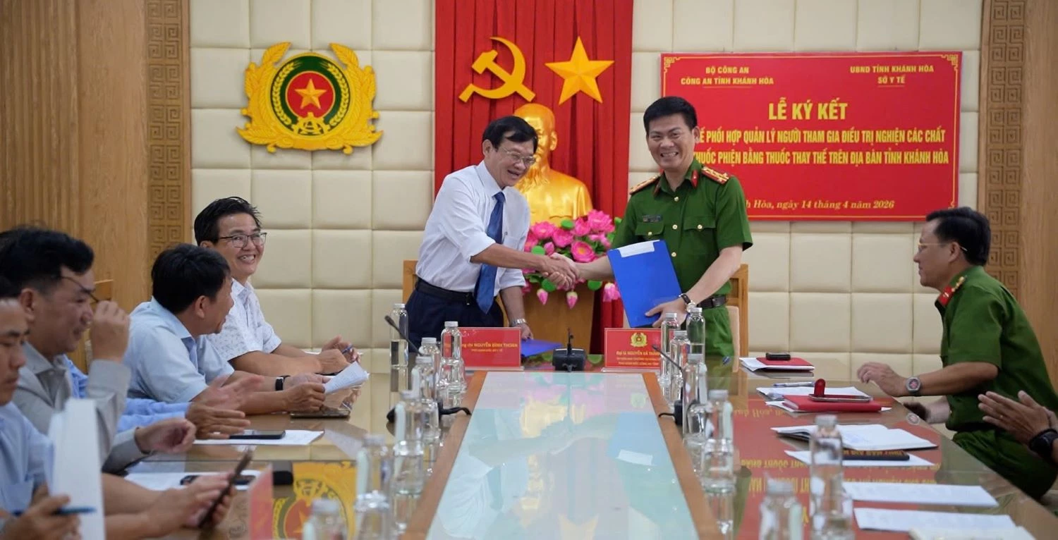 Lãnh đạo hai đơn vị ký kết quy chế phối hợp.