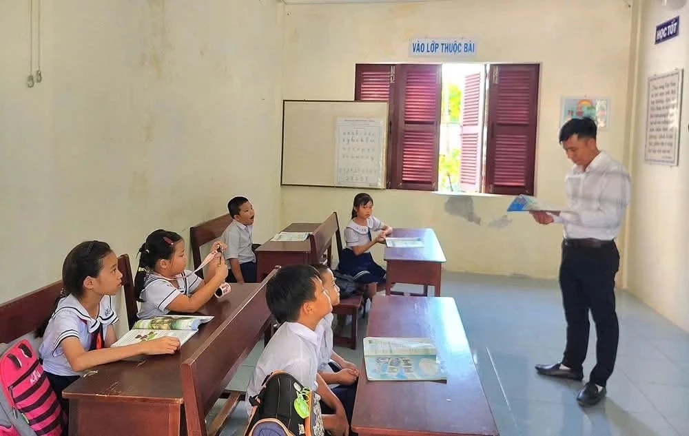 Lan tỏa tình yêu sách đến các học sinh trên đảo Song Tử Tây.