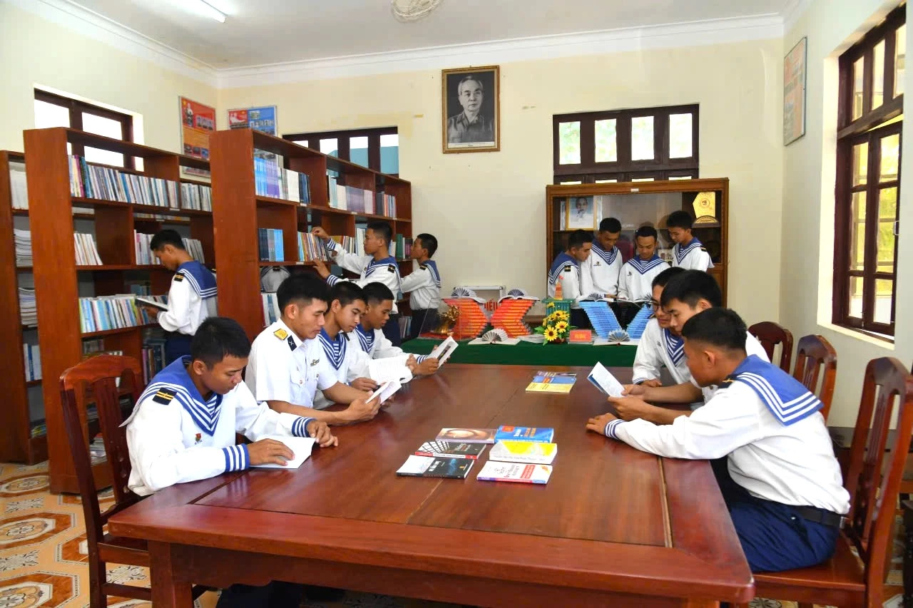 Các chiến sĩ đảo Sơn Ca cùng đọc sách.