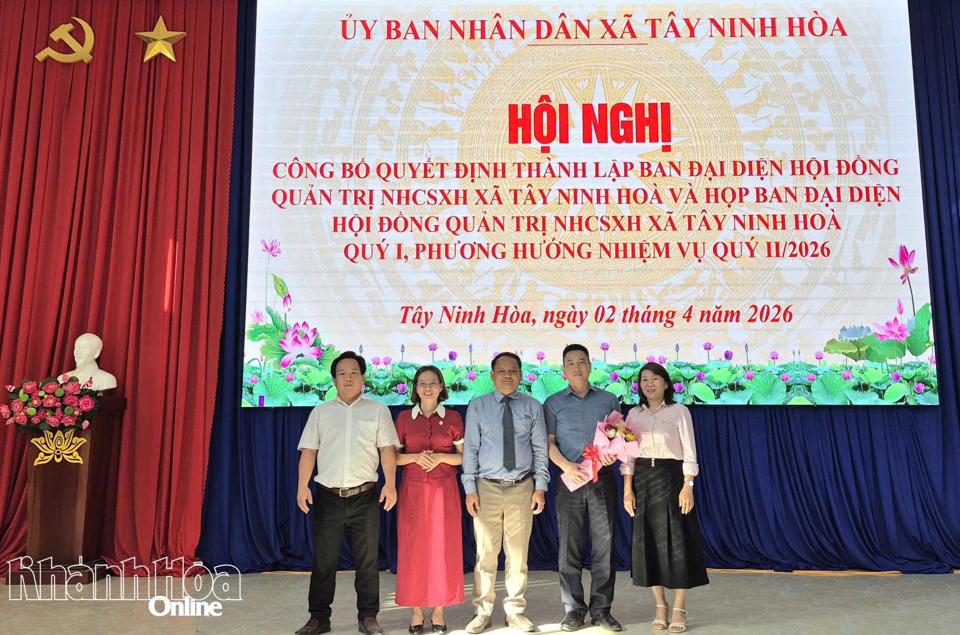 Lãnh đạo Đảng ủy xã tặng hoa chúc mừngBan đại diện Hội đồng quản trị Ngân hàng Chính sách xã hội xã