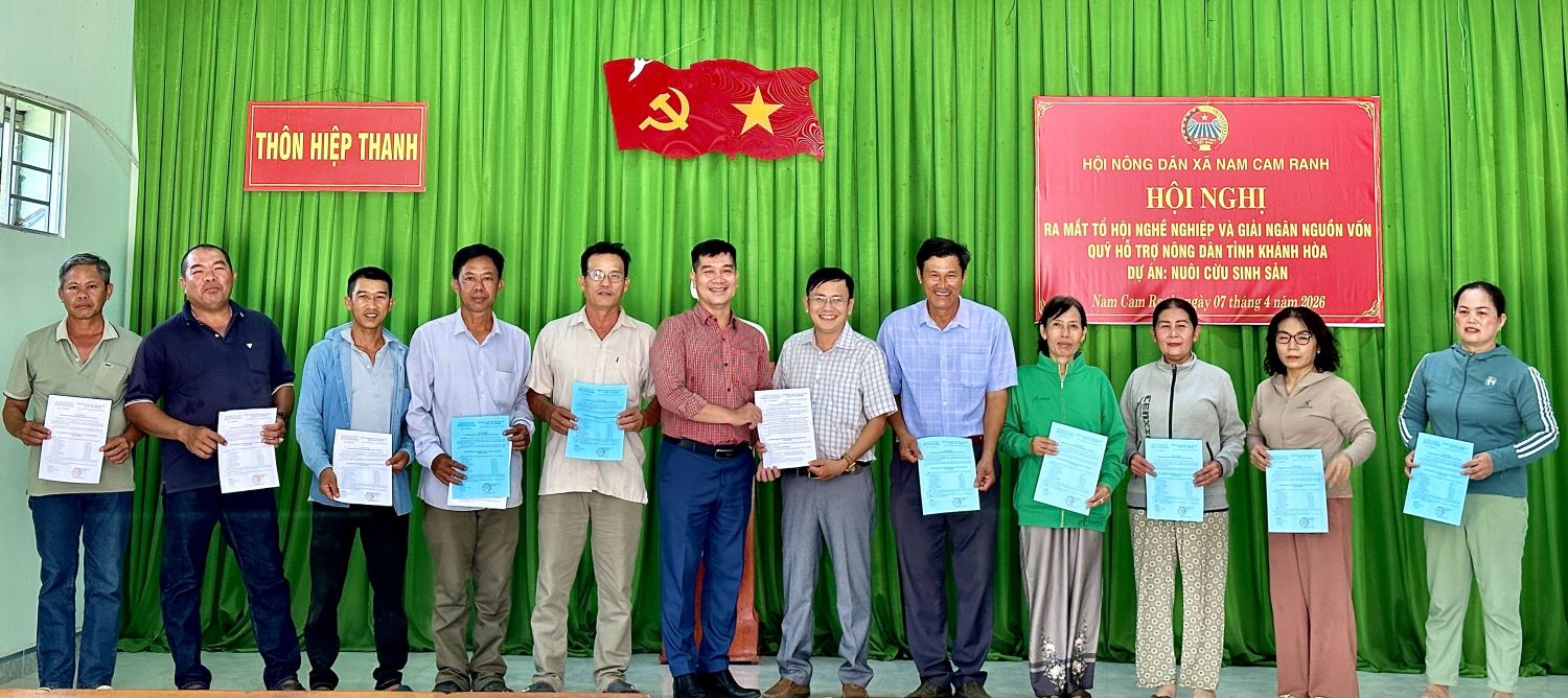 Đại diện Hội Nông dân tỉnh trao quyết định ra mắt tổ nuôi cừu thương phẩm tại thôn Hiệp Thanh.