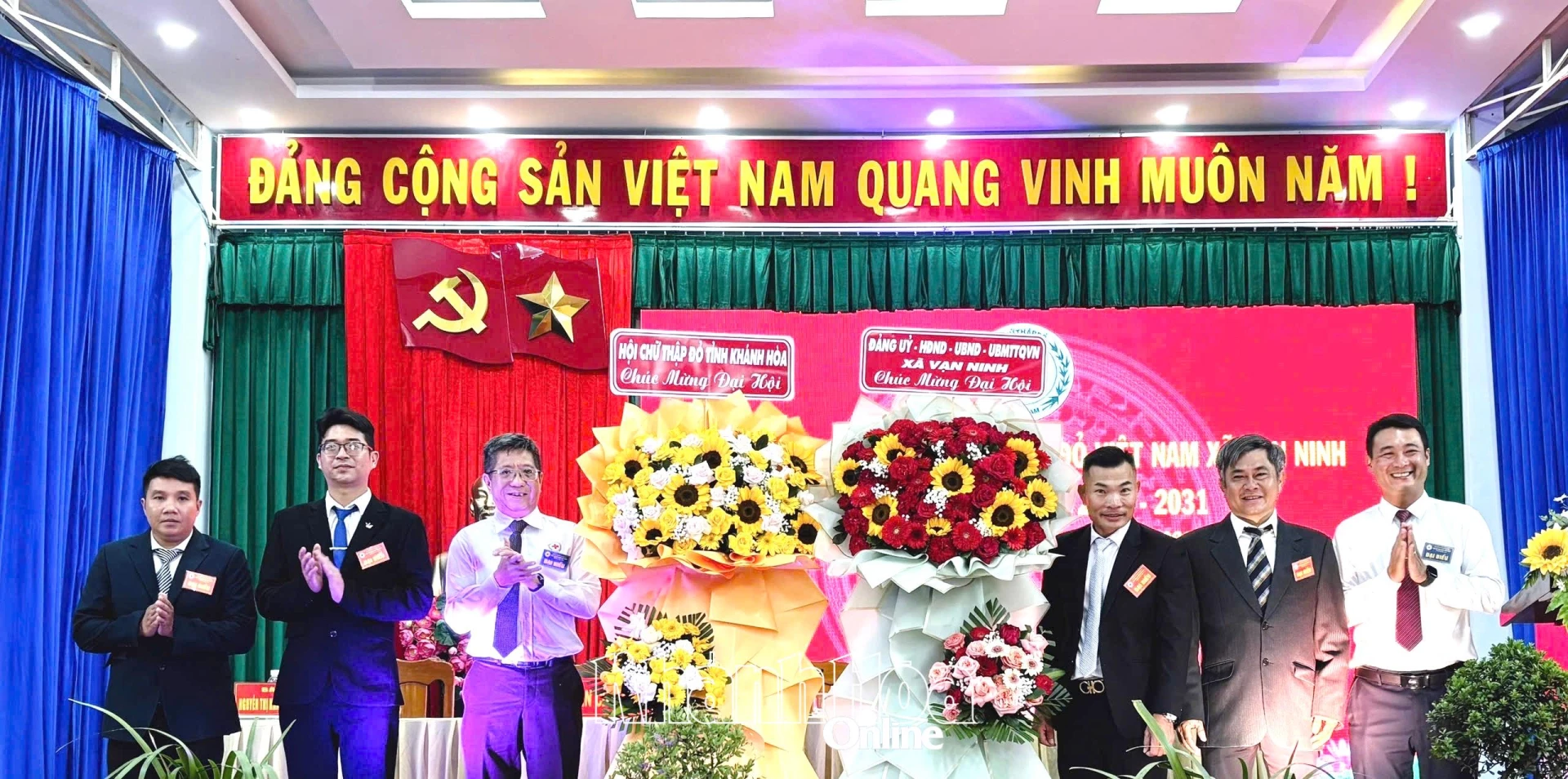 Lãnh đạo Hội Chữ thập đổ tỉnh và xã tặng hoa chúc mừng đại hội